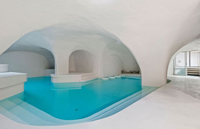 Massive Home w Sauna Pools Hot Tub Fireplaces - Photo 2