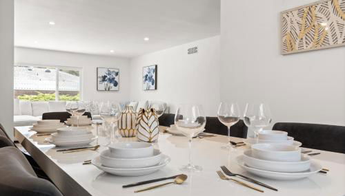 NEW Remodeled Northridge 5 Bedroom Near CSUN & Sherwood Forest - Foto 4