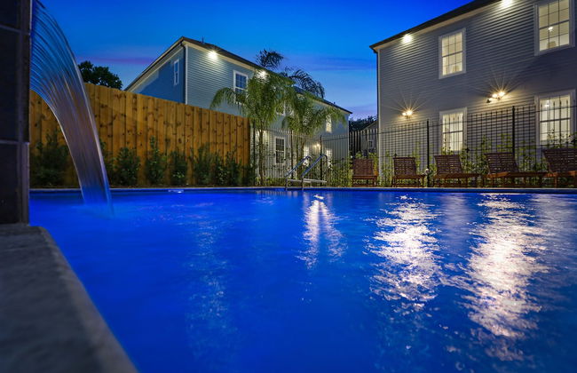 Chic 4 BR Condo - Large Pool - Perfect Location - Photo 28