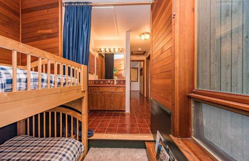 Waterfront Retreat with Fireplace, Hot Tub & Sauna - Foto 39