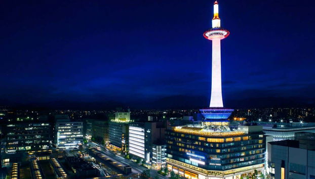 Kyoto iluminada ao anoitecer