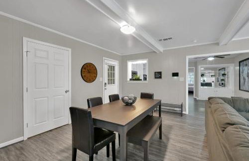 Piney Woods I Ping Pong I By SHSU I TV I Sleeps 11 - Foto 24