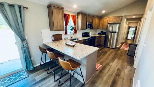 Colorful Comfort 3 Bedroom Home with Fenced yard - Foto 3