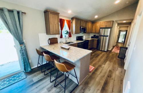 Colorful Comfort 3 Bedroom Home with Fenced yard - Foto 3