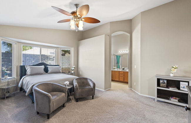 Cozy Hidden Gem - 3BR - 1Den w Backyard - Foto 9