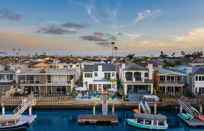 Bay Breeze by Avantstay Bayfront Home w/ Fire Pit & Private Dock in Balboa Peninsula - Foto 1