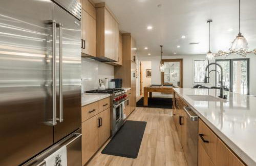 New Luxury 4BR /3BA Obsidian Reserve #110 – Hot Tub, 2-Car Garage, Pool Table, Mount Views! - Foto 8