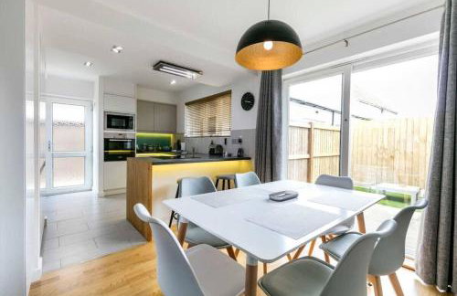 Spacious Modern Garden Family Home - Photo 1