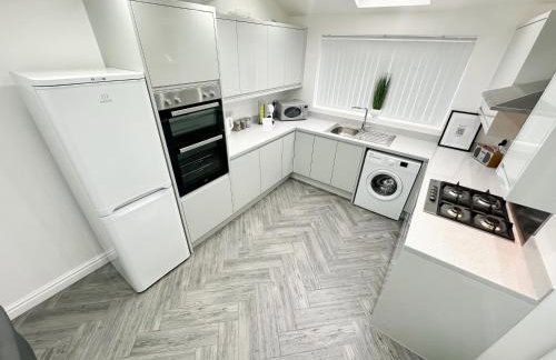 Central Location Liverpool, Modern Home, 4 BR, Sleeps 9, Free Parking - Foto 52