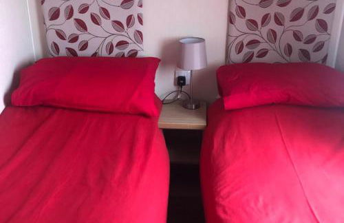 Seaside 2-Bed Caravan Retreat - Sleeps 6 & Parking - Foto 12