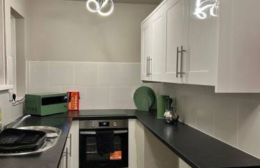 2-Bed Cardiff Home | Contractors & Long Stays - Foto 3