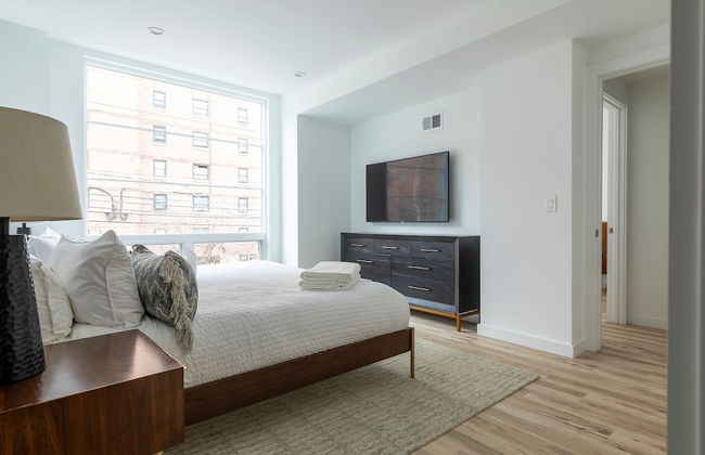 Lavish 3BR Retreat w Private Rooftop Deck Near NYC - Foto 10
