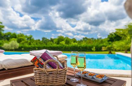 Beautiful Villa Village with tennis court in Tinj - Photo 8