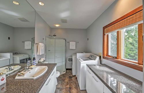 Walk to Beach! Hyannis Family Haven with Deck - Foto 12