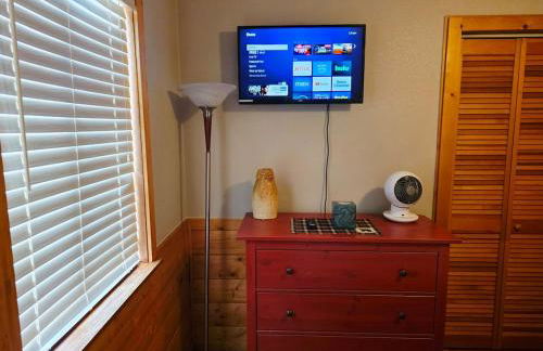 Bear Escapes II Affordable Luxury Cabin - Foto 12