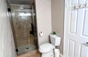 Bright & Spacious 5BR Modern Vacation Home - Near Disneyland & Beaches - Photo 27