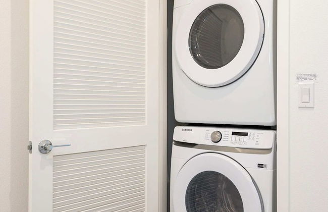 Chic Modern Retreat With Stunning Views 1360 Sqft - Photo 44