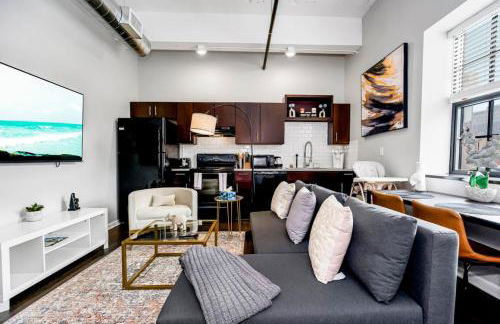 Chic 1BR Parking, Rooftop, Near Arrowhd & TMobile - Photo 1