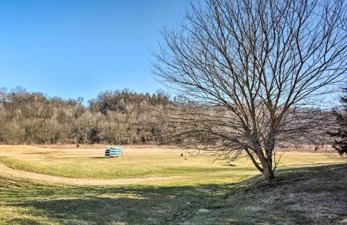 The Burgundy Cabin Iowa Retreat Pond and Fire Pit - Foto 16