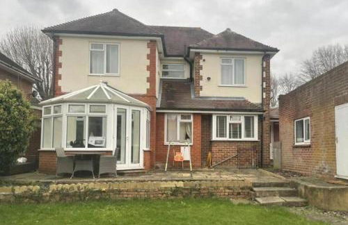 Charming House with Garden - Sleeps 6 & Parking - Foto 1