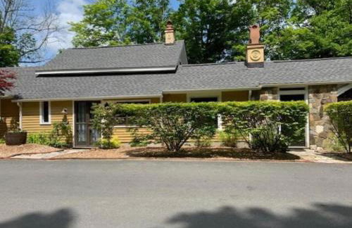 Luxurious Riverfront Cottage with a Hot Tub and a Fireplace near the Twin Lakes, Connecticut - Foto 55