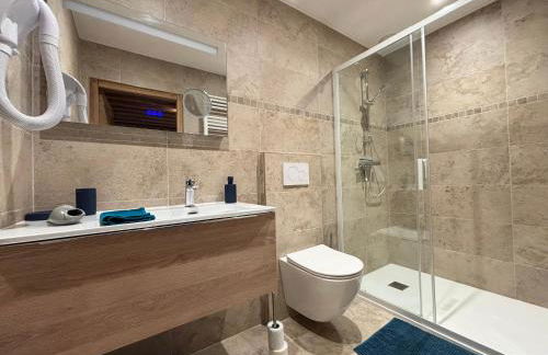 Chant des mouettes Maison rénovée spacieuse tout confort grand jardin belle terrasse aménagée parking 8 personnes 4 sdb 5 wc à 10 mn à pied de la mer Port en Bessin tous commerces restaurants proche Omaha Beach - Photo 16