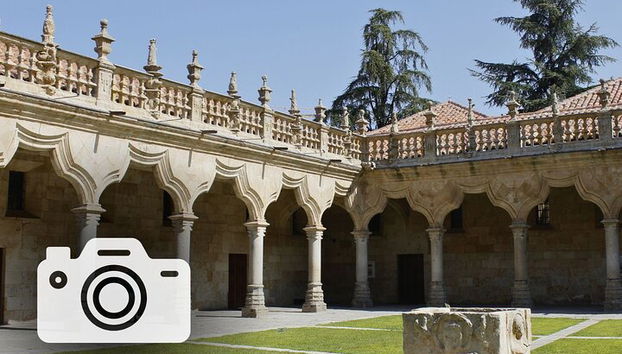 TOP Salamanca: Visita guidata privata con il tuo cellulare - Foto 5, Cortile delle piccole scuole