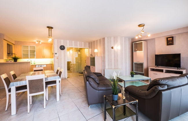 Apartment With 2 Bedrooms and Large Terrace - Photo 1