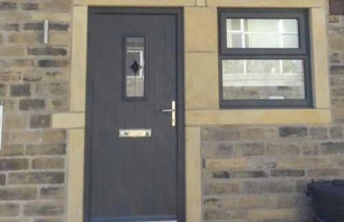 Sleeps 6 4 bedrooms 2 minute walk to the Square Hosted Happy Valley Cast - Photo 56