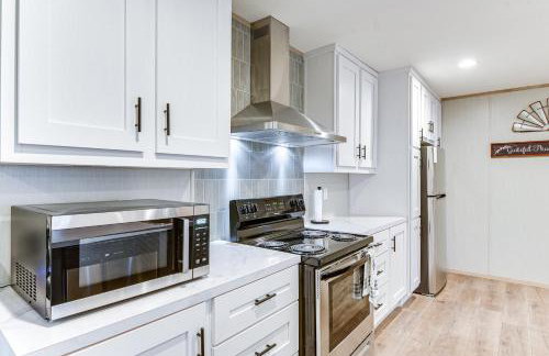 Hudson Oaks Country Creekside Home Hot Tub and Deck - Photo 7