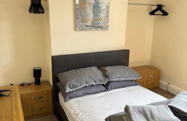 Large Traditional, Sleeps 8, 2 baths, Train, Tram, Pubs, Hucknall - Foto 16