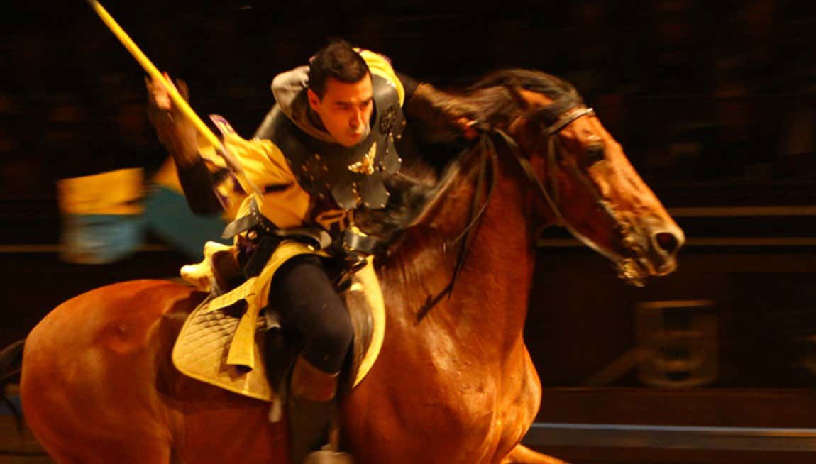 Cena con spettacolo medievale nel Castello di San Miguel