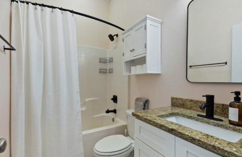 Fun & Renovated Artsy Downtown Apt Dog Friendly with Fully Fenced Backyard and Private Parking - Foto 15