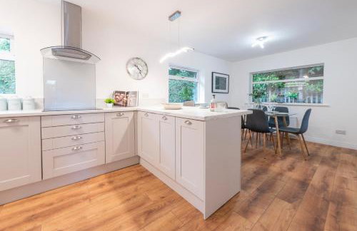 Large 2-Bedroom Bungalow near Airedale Hospital, Keighley, Convenient Location with Parking - Photo 4