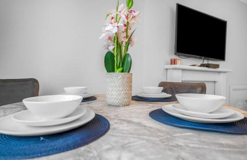 3 Bedrooms Homely House in Motherwell Sleeps 8 comfortably with 6 double beds Near Glasgow Edinburgh Free Private Parking Business Travellers Contractors Holiday Goers Near all Major transport links - Foto 4