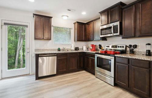 4BR Townhouse King Bed 2-Story Near NC State - Foto 2