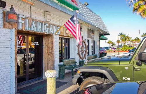 Hemingway 3 Bedroom Condo 2 Blocks from the Beach - Photo 27