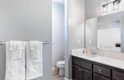 Spacious 4BR Home With BBQ, Near Sequoia & Fresno - Photo 28