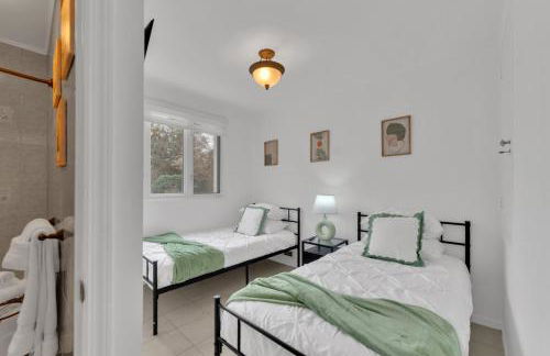 Fire and Fun Luxe Stay w Pool Hot Tub and Game Room - Foto 35