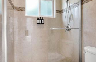 Stunning 4BR Oasis with Pool, 14 minutes to the Ocean - Foto 35