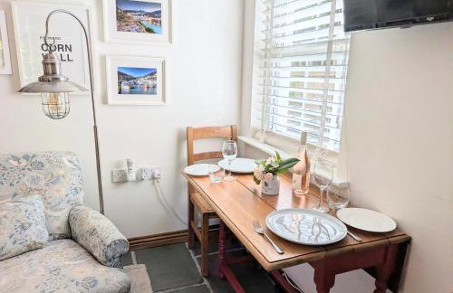 Bijou Coastal Apartment in Polperro With Hot Tub, Onsite Parking 5 min Downhill Walk To Village - Photo 5