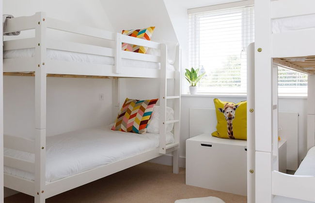 Gorgeous Home for 12 - Walk to Beach - Sea View - Photo 29