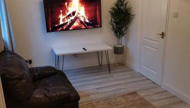 Newly Renovated Cosy 1 bed flat, 4 minutes walk to Town Centre, 3 minutes walk to the train station, Free parking, Modern, fresh and spacious living room, Netflix ready smart TV, Wifi - Foto 2