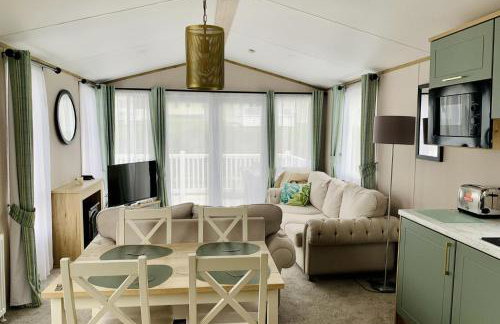 Modern two bedroom caravan with sofabed Sleeps 6 - Foto 2