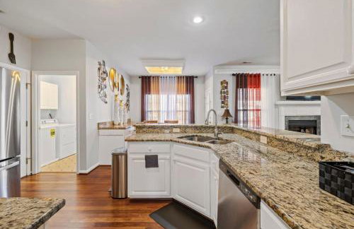 Elegant Retreat Spacious with Outdoor Fireplace - Foto 3