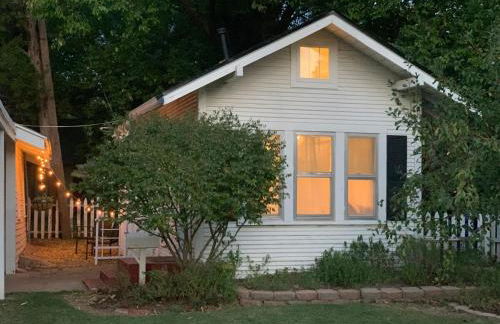 The Tiny House 2KingBds Quaint Retreat OR Campus - Foto 6