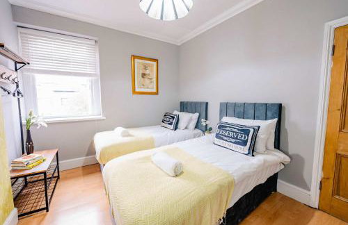 3BR 2Bath Home with Hot Tub Games Room By Stadium with Fast WiFi & Free Parking - Foto 53