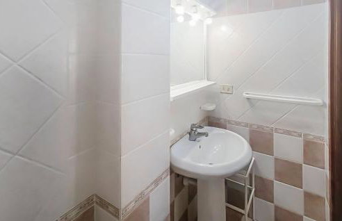 2 Bedroom Beautiful Apartment In Marina Di Campo - Photo 26