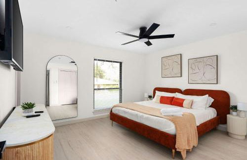 Luxury Zilker Home Pool Hot Tub and 2 Kitchens - Photo 62