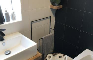 Stylish comfortable home with free parking - Foto 33